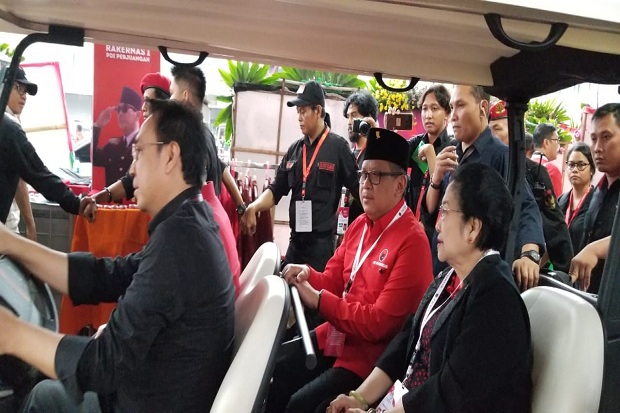 Hasto Dampingi Megawati Lihat Pameran Rempah-rempah