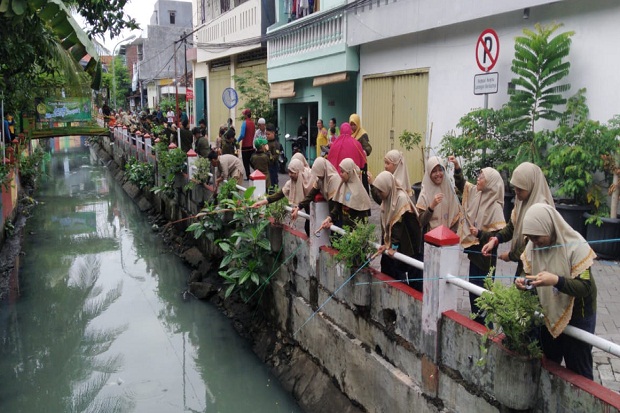 Mancing Sampah di Sungai, Murid SD Muhammadiyah 12 Surabaya Dapat Voucher Jajan