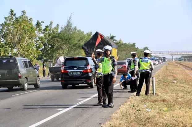 Minibus Hantam Truk di Tol Cipali, Dua Tewas 6 Luka Berat