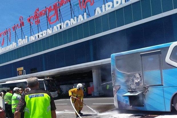 Lagi Menunggu Penumpang, Bus Airlines Terbakar di Bandara Ngurah Rai Bali
