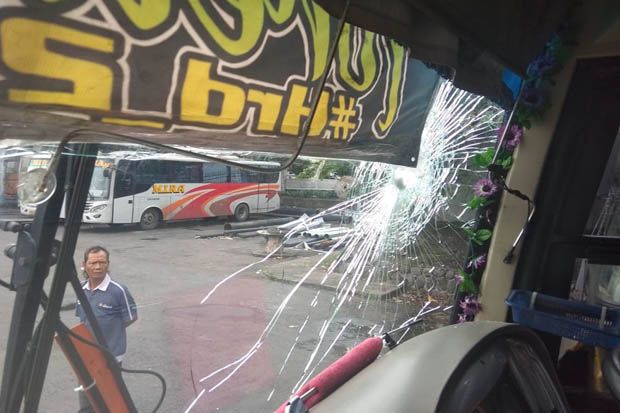 Teror Pelemparan Batu, 8 Bus Sugeng Rahayu Rusak dan 3 Sopir Terluka