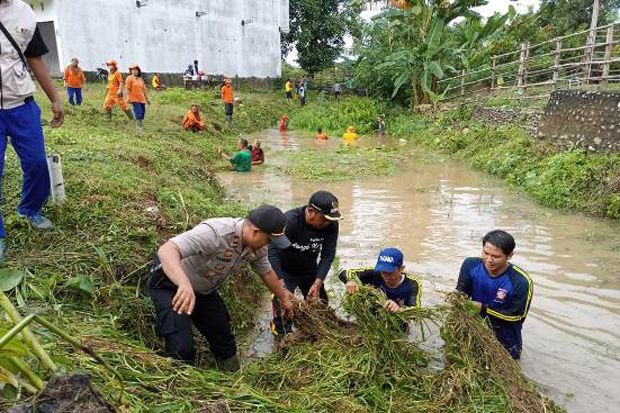 Antisipasi Banjir, Forkopimcam Sungai Keruh Gotong Royong Bersihkan Sungai