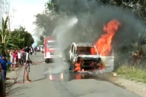 Minibus Terbakar di Jalan Poros Anabanua-Sengkang Wajo Sulsel