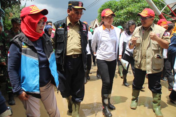 Istri Mensos Hibur Anak-anak Korban Banjir Bojongkulur