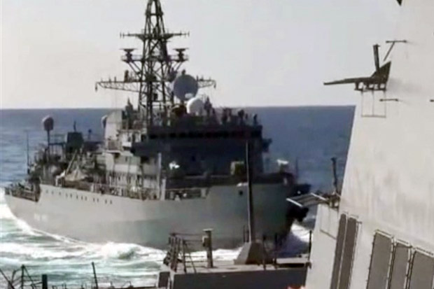 Video, Kapal Perang Rusia Pepet Kapal Perusak AS di Laut Arab