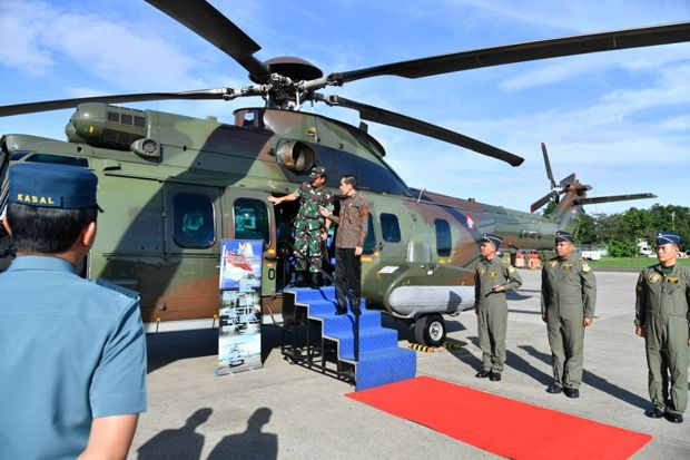 Sebelum ke Abu Dhabi, Jokowi Cek Helikopter Caracal Pengganti Super Puma