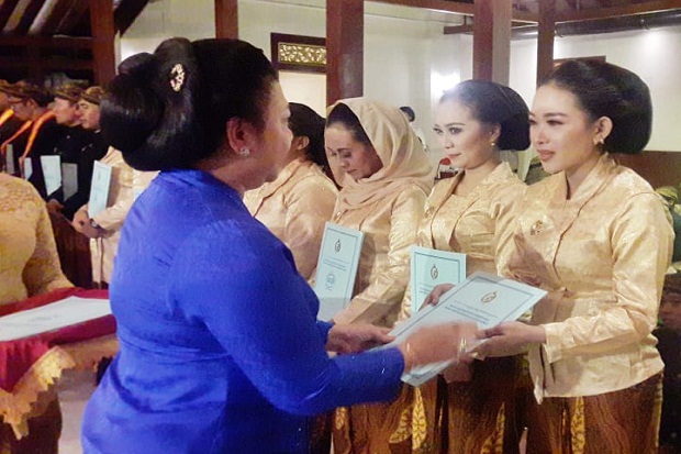 Yayasan Pawiyatan Keraton Solo Wisuda 90 Lulusan MC Bahasa Jawa