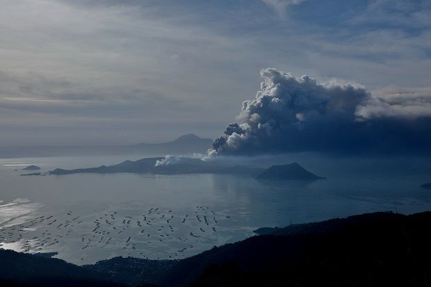 Gunung Taal di Filipina Erupsi, KBRI Siapkan Evakuasi WNI