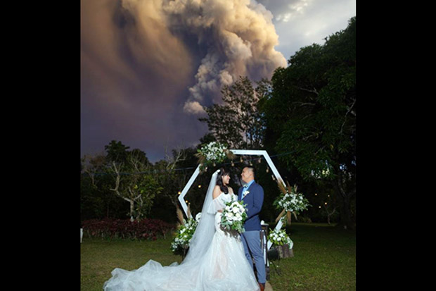 Viral, Pasangan Filipina Menikah di Bawah Abu Vulkanik Gunung Taal