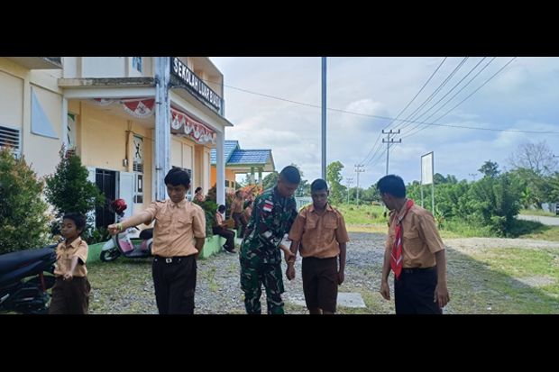 Prajurit TNI Ajari Penyandang Disabilitas Jadi Pengibar Bendera