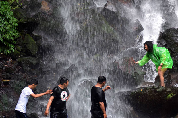 Segarnya Menikmati Sensasi Air Terjun Jumog di Karanganyar