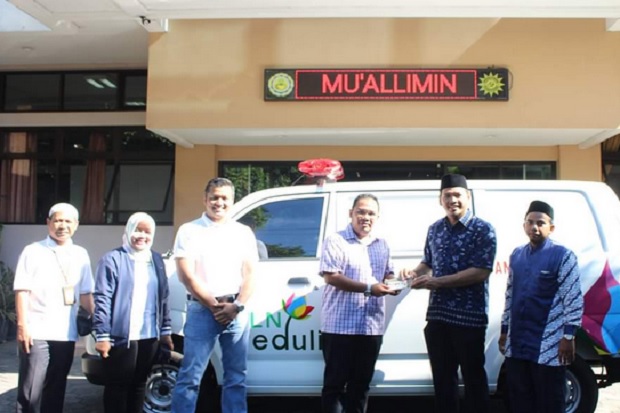 Madrasah Muallimin Muhammadiyah Dapat Bantuan Ambulans dari PLN