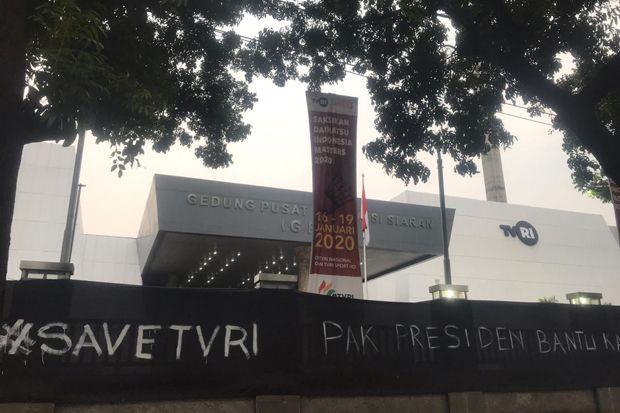 Bentangkan Kain Hitam, Karyawan TVRI Minta Perhatian Jokowi