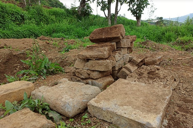 Struktur Bebatuan Diduga Candi Kuno Ditemukan di Kawasan Dieng