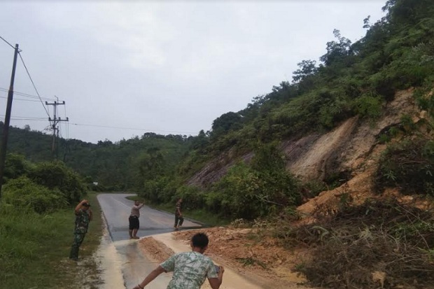 Perbatasan Riau-Sumbar Longsor, Lalu Lintas Alami Gangguan