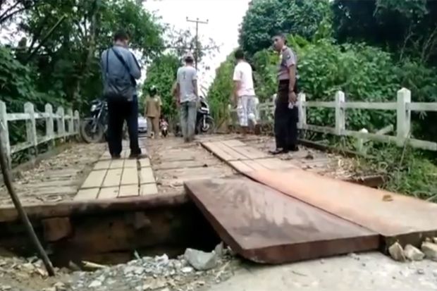 Tak Sanggup Nahan Luapan Air, Jembatan Robankok di Singkawang Nyaris Putus