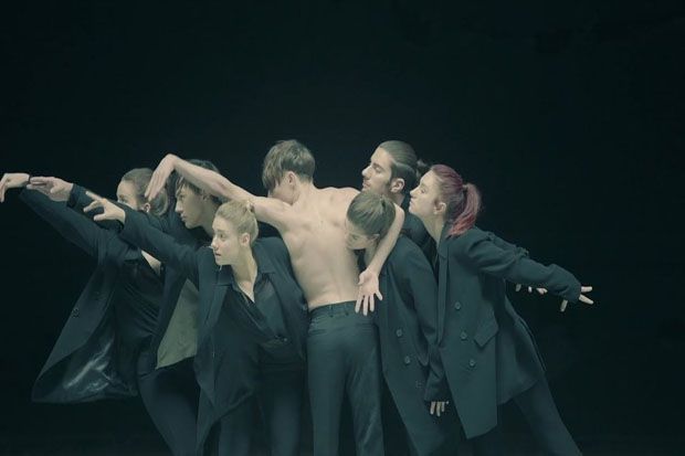 BTS Bagikan 9 Foto untuk Single Terbaru, Black Swan