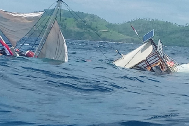 Kapal Pengangkut Wartawan Istana Terbalik karena Dihantam Ombak Besar
