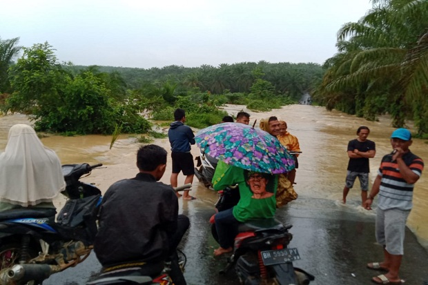 Banjir Putus Akses Jalan Dua Kecamatan di Merangin Jambi