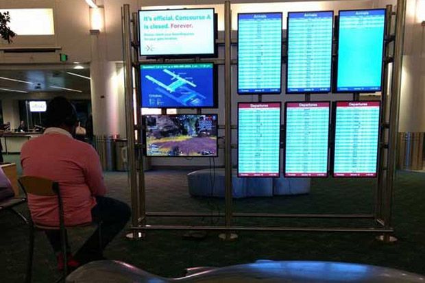 Bosan Tunggu Pesawat, Gamer Nekat Main PS4 di Monitor Bandara
