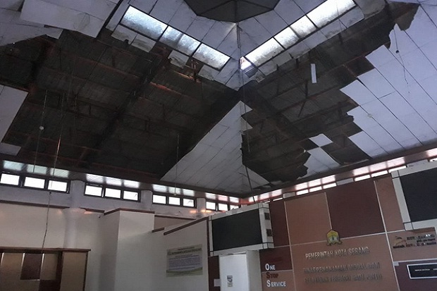 Atap Kantor Dinas Penanaman Modal Serang Ambruk, Dua Pegawai Terluka