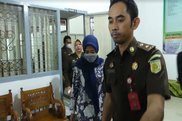 Korupsi Rp1,1 M, Pegawai PT Pegadaian Purwokerto Menangis saat Ditahan