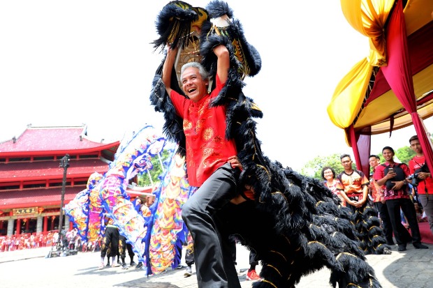 Perayaan Imlek di Sam Poo Kong, Ganjar Mendadak Main Barongsai dan Minta Angpao