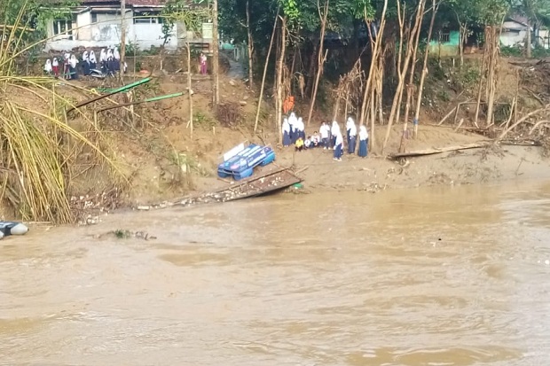 Jembatan Sementara Tergerus Air Sungai, Korban Banjir di Lebak Kembali Terisolir