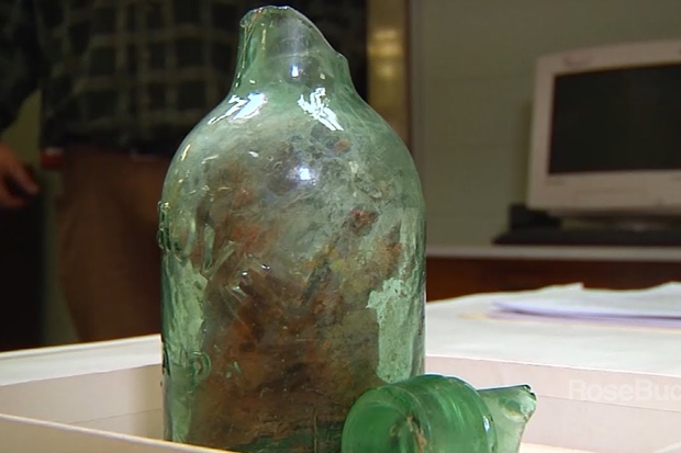 Botol-Botol Pengusir Roh Jahat Ditemukan di Benteng Williamsburg