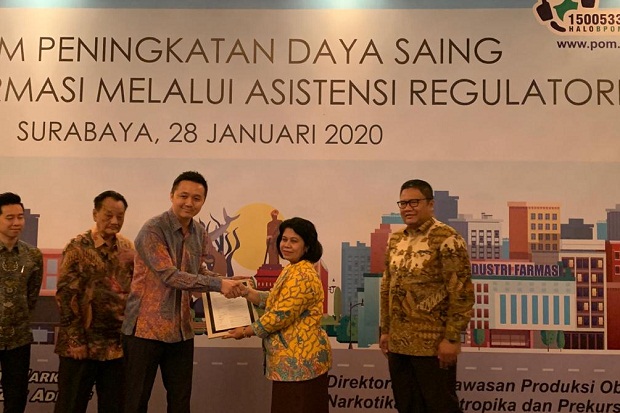 BPOM Beri Lima Industri Farmasi di Jawa Timur Sertifikat CPOB