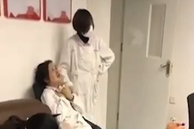 Dokter di Wuhan Stres dan Menjerit setelah Berhari-hari Tanpa Tidur