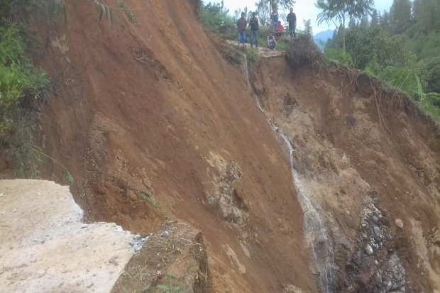 Longsor Putus Akses Utama Warga di Burasia Tana Toraja