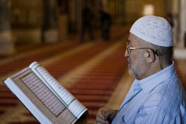 Keutamaan Membaca Al-Quran dengan Mushaf