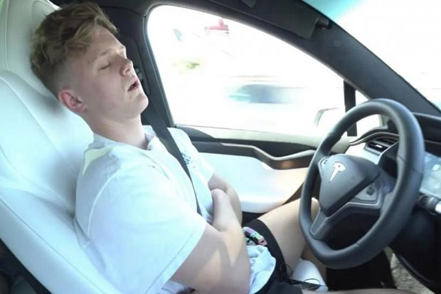 YouTuber AS Jajal Perjalanan Jauh dengan Autopilot Milik Tesla Model X
