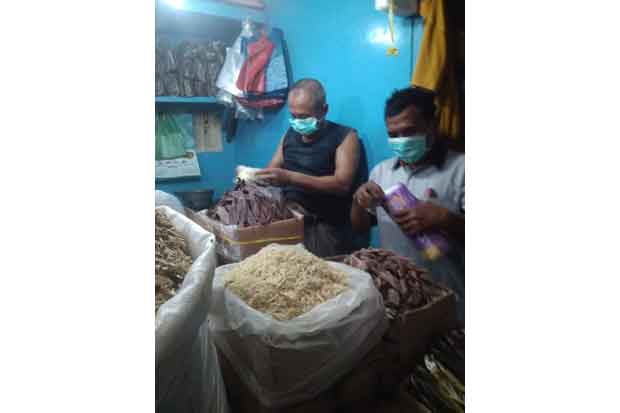 Cegah Virus Corona, PD Pasar Surya Bagikan Masker untuk Pedagang
