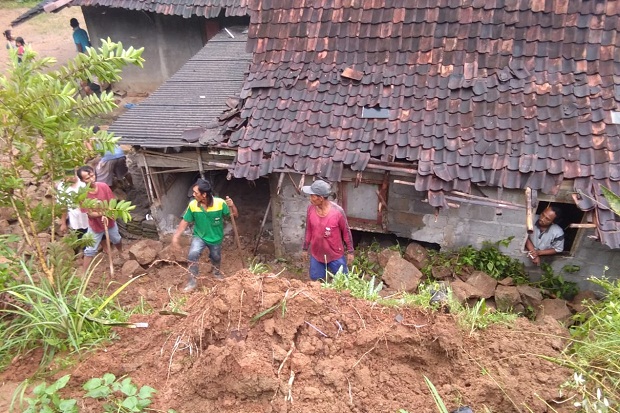 Talud Sepanjang 20 Meter Ambrol Timpa Rumah Warga di Gunungkidul
