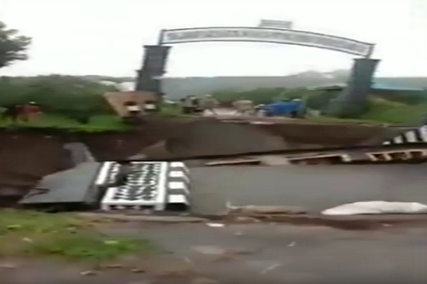 Detik-detik Jembatan Penghubung Antardesa di Malang Roboh