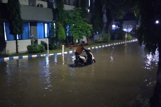 Jalan Utama Surabaya Lumpuh karena Banjir, Puluhan Kendaraan Terendam