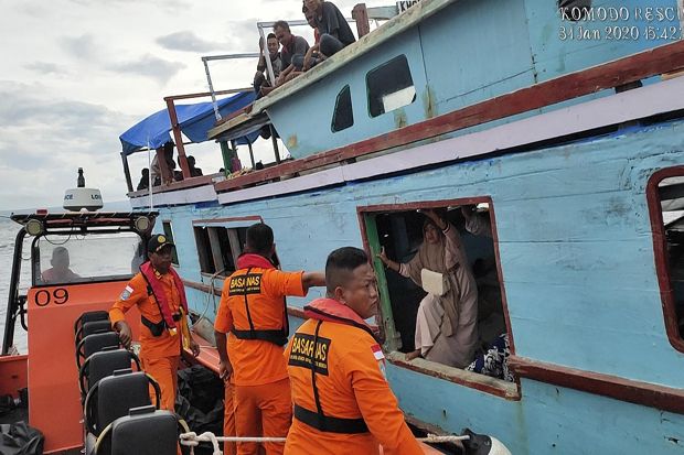 Tim SAR Evakuasi 38 Penumpang KM Citrawati yang Mati Mesin di Perairan Sikka