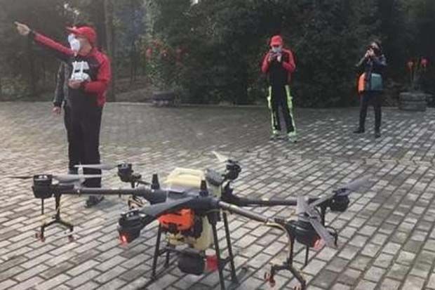 China Kerahkan Pasukan Drone untuk Semprotkan Cairan Disinfektan