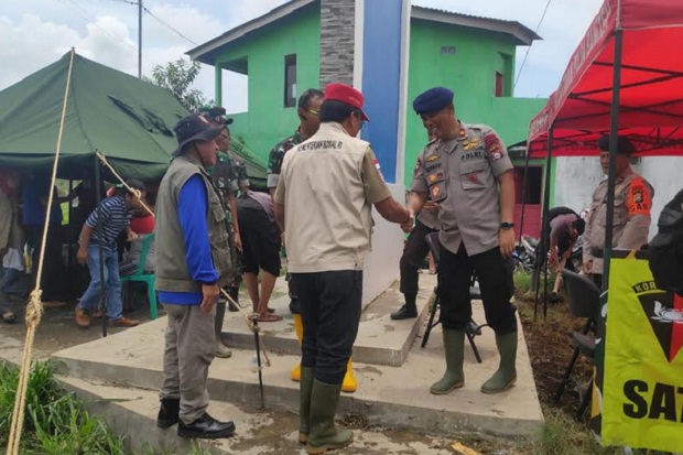 Brimob Polda Banten Surutkan Banjir Dengan Pompa