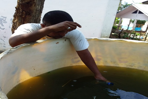 Sadis, Guru di Lembata NTT Paksa Murid Minum Air Kotor dan Bau Pesing