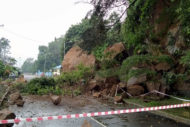 Tebing Setinggi 30 Meter Longsor, Jalan Cilulumpang Purwakarta Lumpuh
