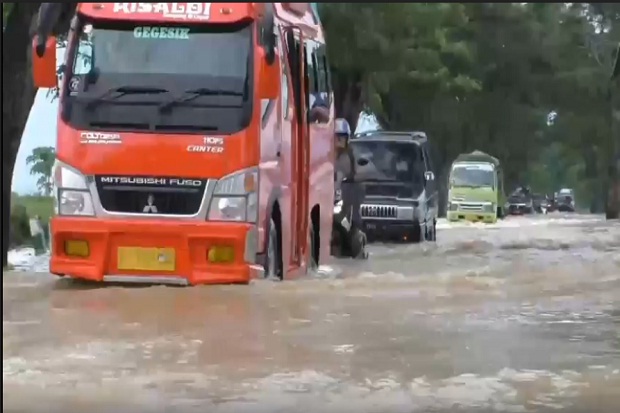Jalan Provinsi Penghubung Cirebon-Indramayu Terendam Banjir