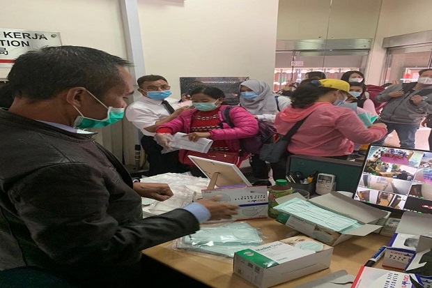 Hindari Virus Corona, KJRI Hong Kong Bagikan Masker pada WNI