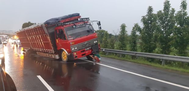 Truk ODOL Patah As Sebabkan Kemacetan di Tol Cipali