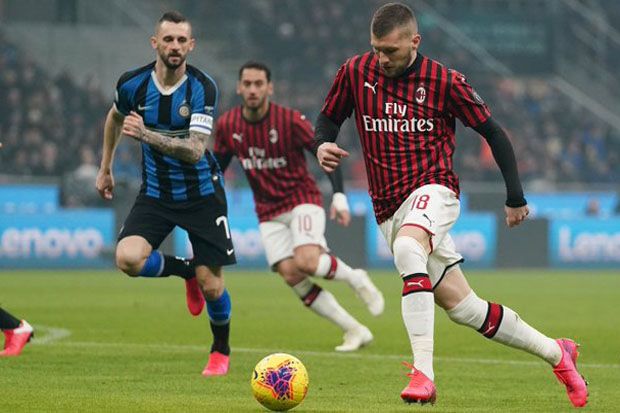 Babak I Inter Milan vs AC Milan: Unggul Berkat Gol Rebic dan Ibra