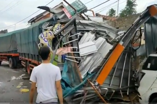 Truk Gandeng Hantam 4 Rumah dan 2 Mobil di Jalur Pantura Cirebon, Dua Kritis