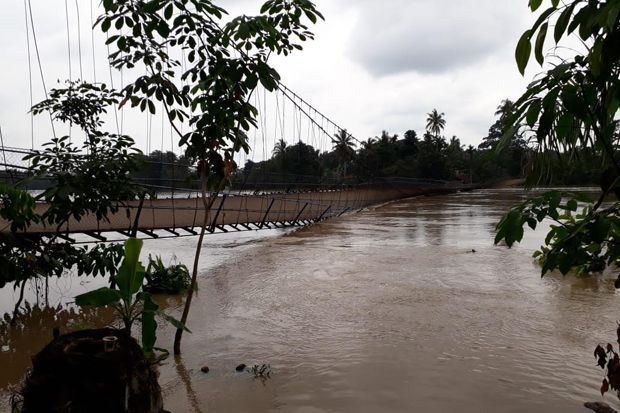 Tak Kuat Menahan Arus Air, 2 Jembatan Gantung Penghubung Desa Putus