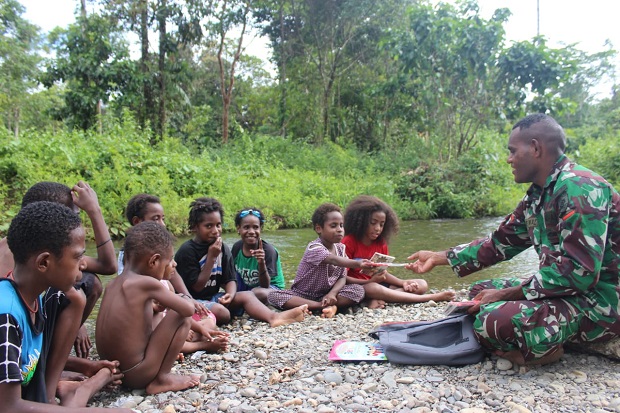 Hibur Anak Papua, Satgas 754 Kostrad Berbagi Buku dan Mendongeng